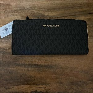Michael Kors Jet Set Travel Jet Set Travel Large Logo Quarter-Zip Wallet